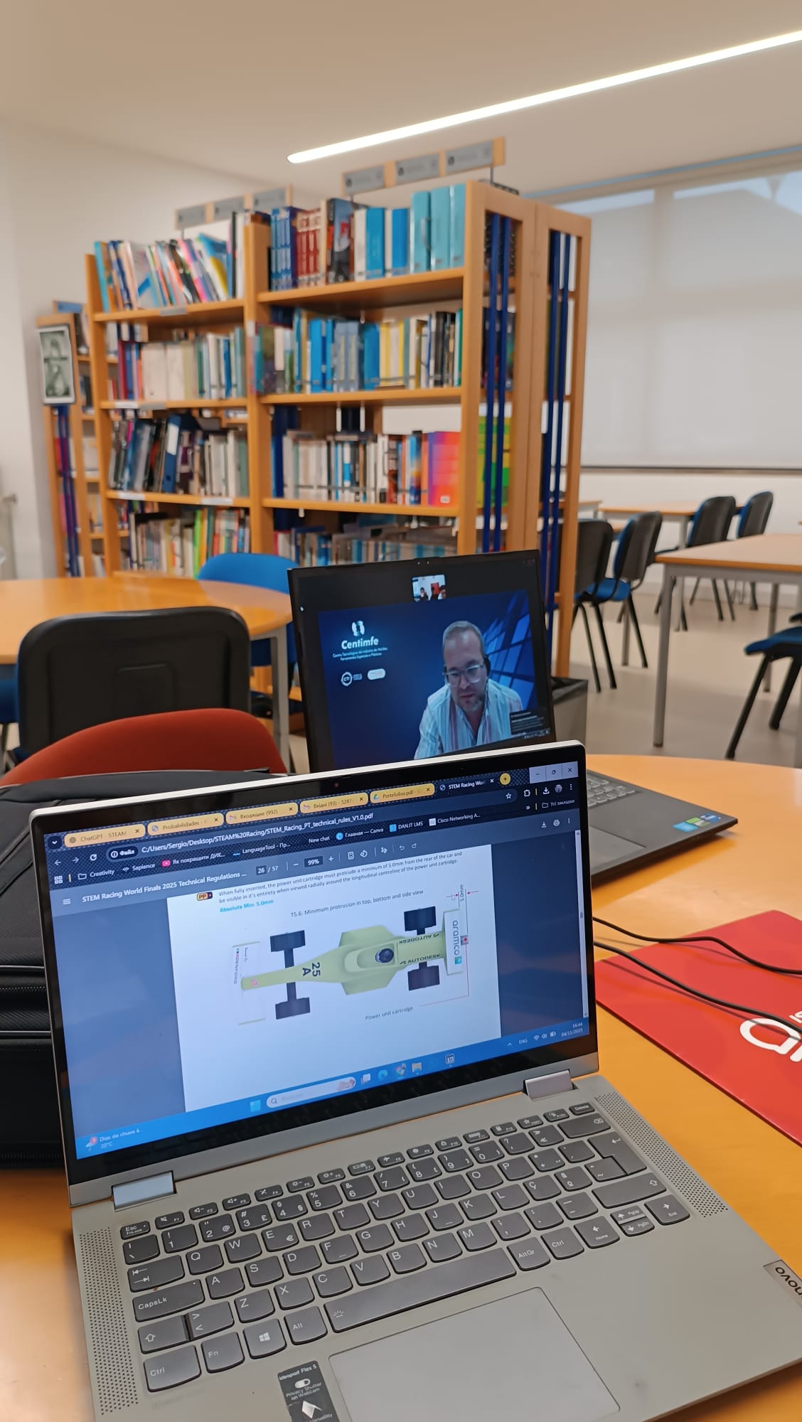 Momento de trabalho da equipa na escola com sessão online sobre o carro
